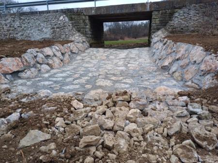 obnovljeni mostni oporniki in talna plošča potok Sušica (6)